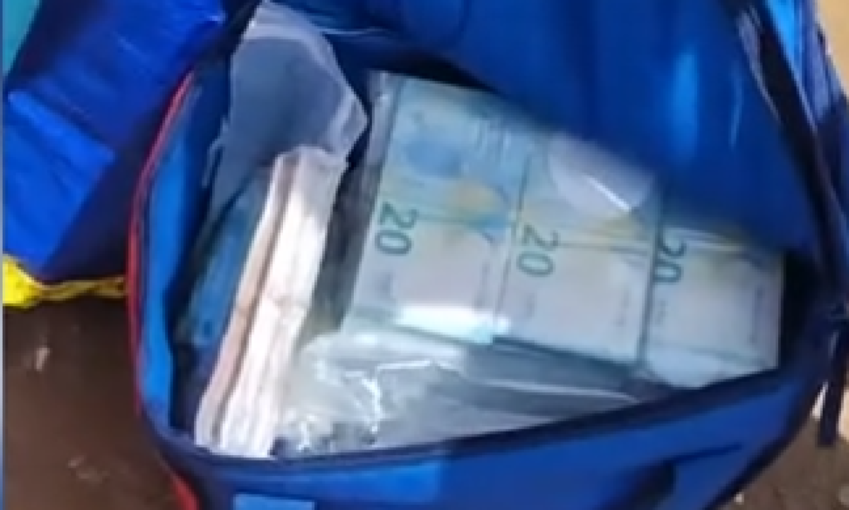 Pacchi di contanti in mare da un motoscafo in avaria: bagnanti raccolgono le mazzette - © Tgcom24