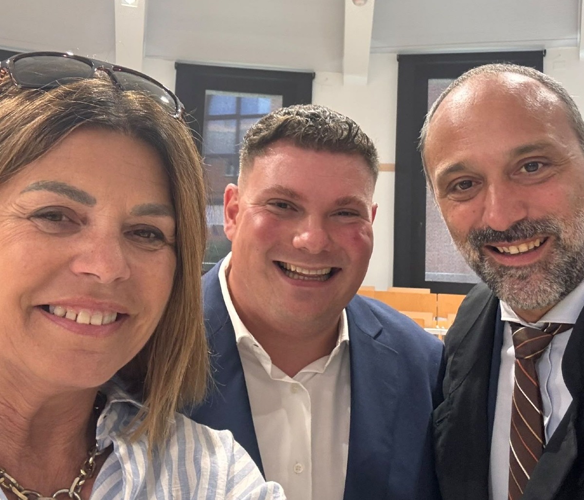 Bellaria Igea Marina protagonista di una tesi di laurea sul futuro del commercio cittadino - da sinistra: Assessore Casali, C. Oliviero, Prof. Barbini