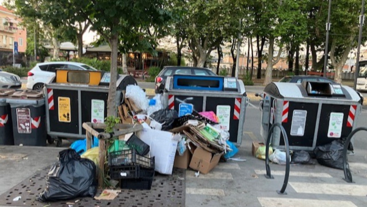 Tari, Renzi attacca: "Nessun aumento, non è merito del Comune". Poi denuncia degrado per rifiuti a Borgo Marina - 