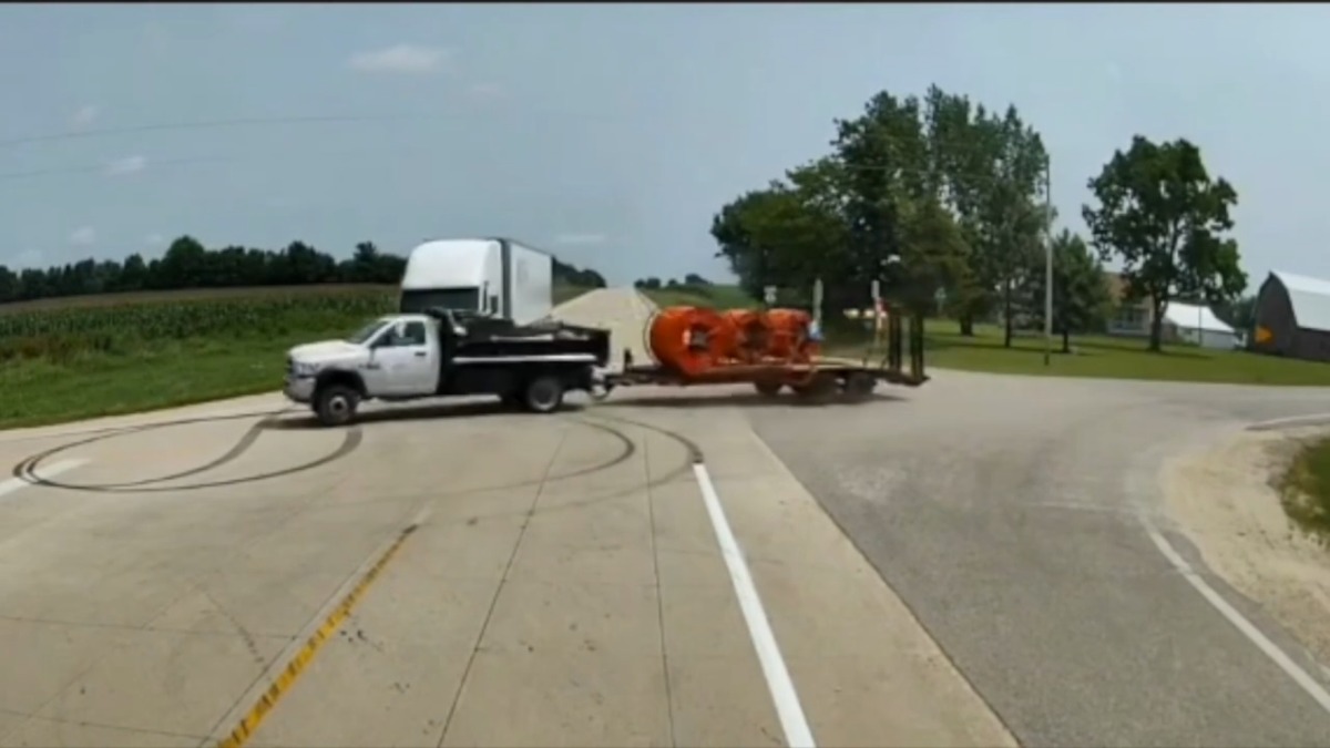 Salta lo stop a tutta velocità: il camion lo centra in pieno, il video impressionante - 