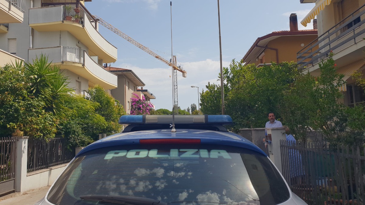 Dalla gru di Rimini al ponteggio di Ravenna: torna a protestare l'operaio egiziano per gli stipendi arretrati - L’operaio sulla gru a Rimini