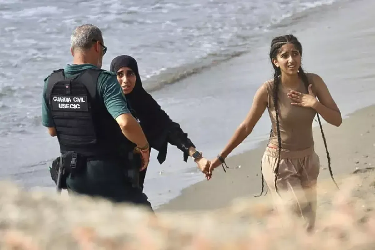 Ceuta sotto assedio: migliaia di migranti a nuoto, sedici morti in una settimana - Hundreds of migrants swim across to Ceuta from Morocco © Ansa/Epa