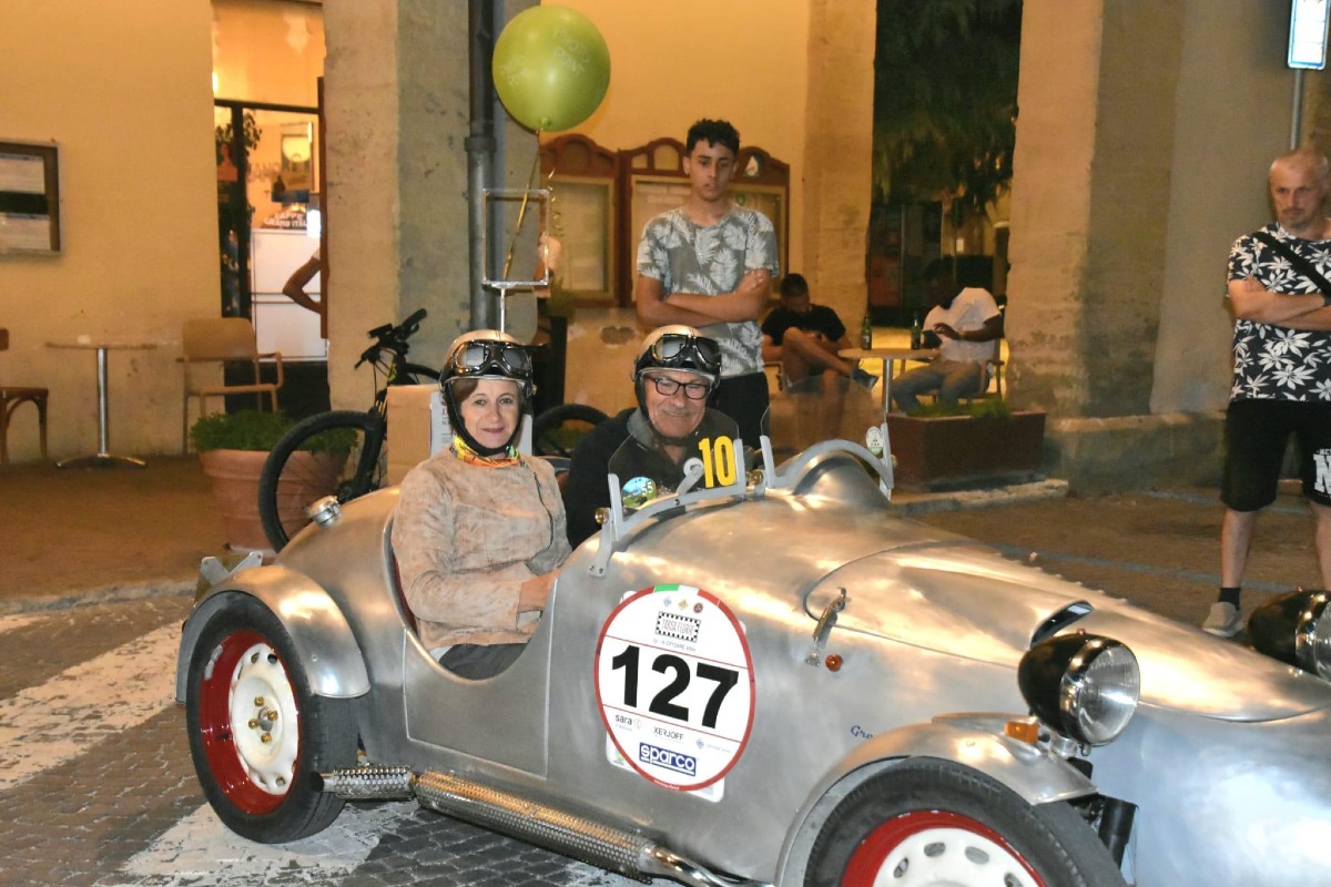 Grande successo di pubblico a Novafeltria per la serata dedicata all'esposizione di auto e moto in piazza - 