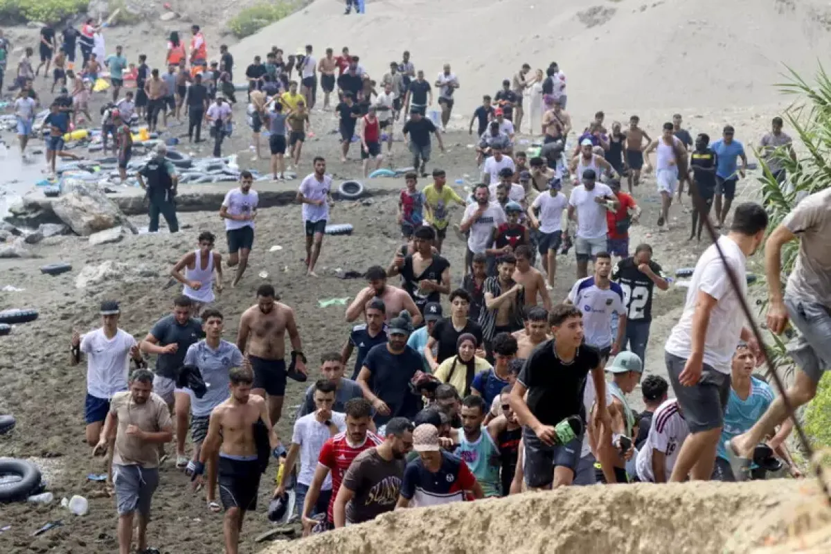 Flusso continuo di migranti a Ceuta, 18 morti nel tentativo di raggiungere la costa a nuoto - 