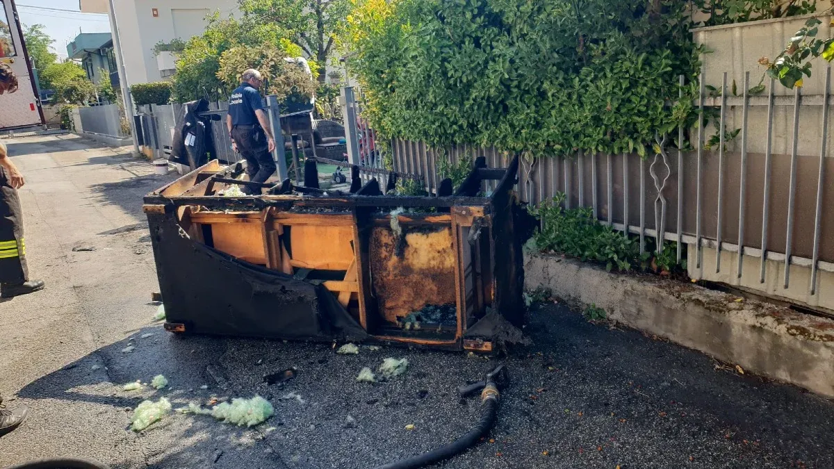 Rimini, divano in fiamme: lo portano fuori casa e spengono l'incendio - Archivio
