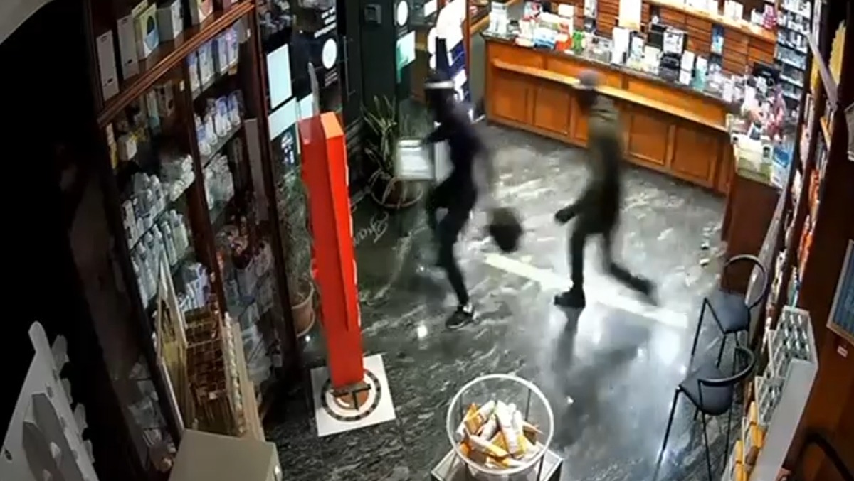 Raid all'alba alla Farmacia: ladri in 2 minuti portano via 3.500 euro. Il video - 