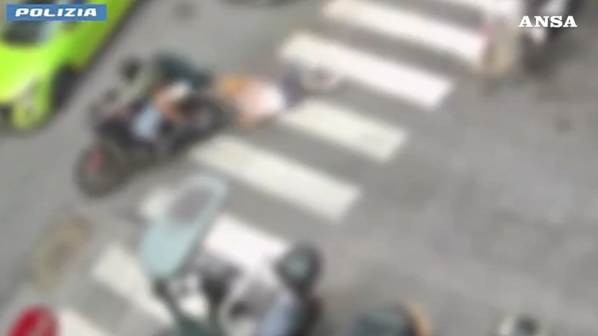Rapina choc, anziana trascinata per metri con la moto: il video - 