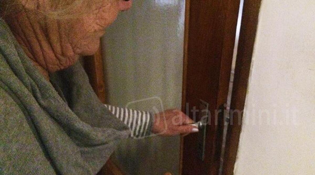 Oltre 1000 anziani truffati, anche del Riminese: vendite porta a porta nel mirino della Procura - Anziana, truffa anziani (Repertorio)