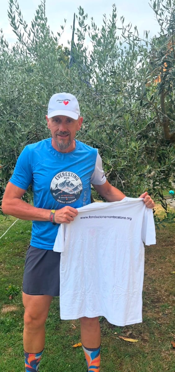 La maglietta con il logo dell’ evento