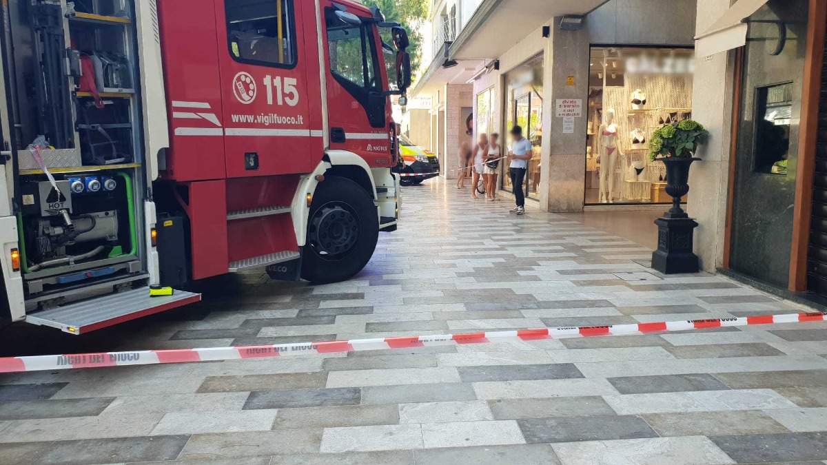 incendio negozio riccione