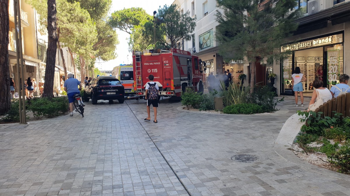 incendio negozio riccione