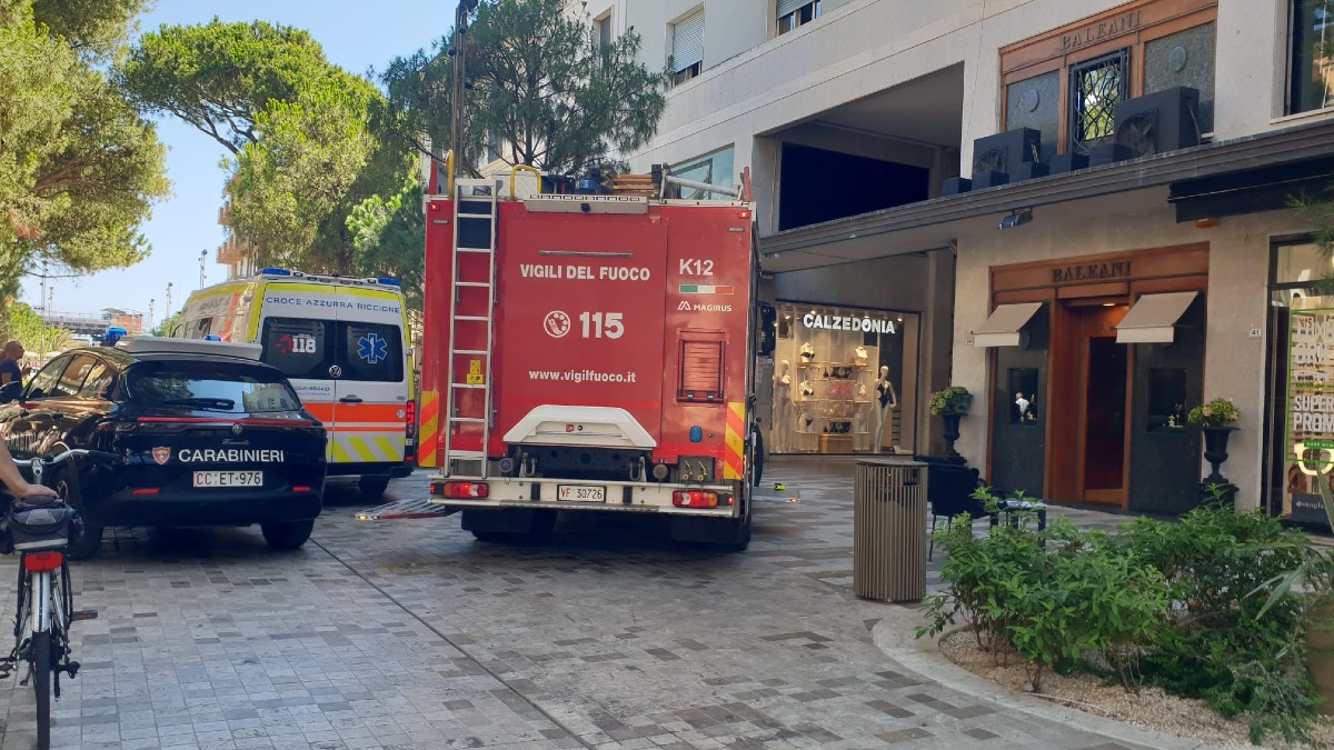 incendio negozio riccione