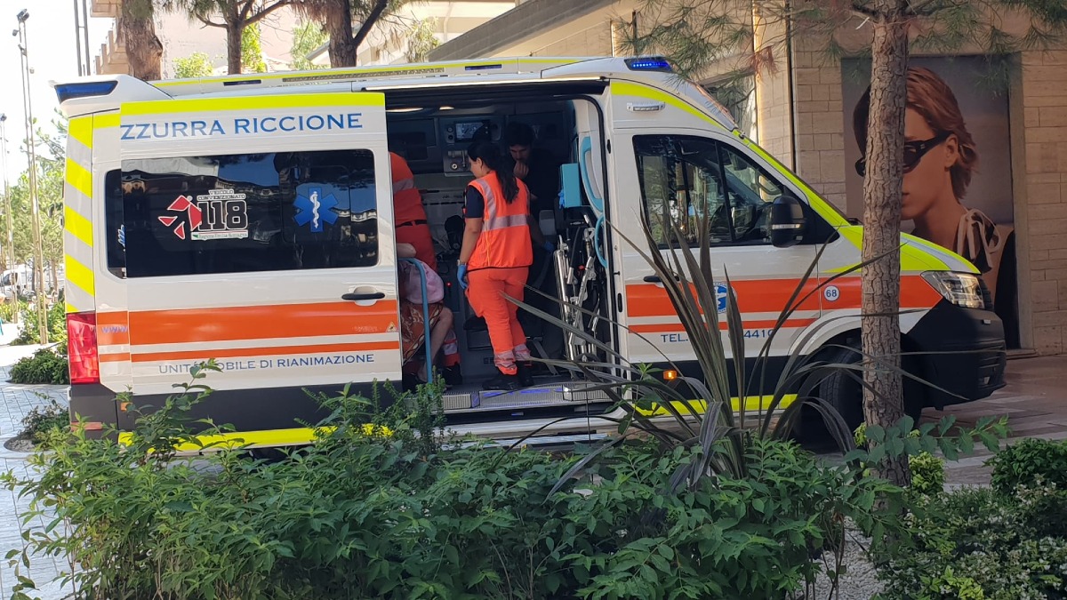 incendio negozio riccione
