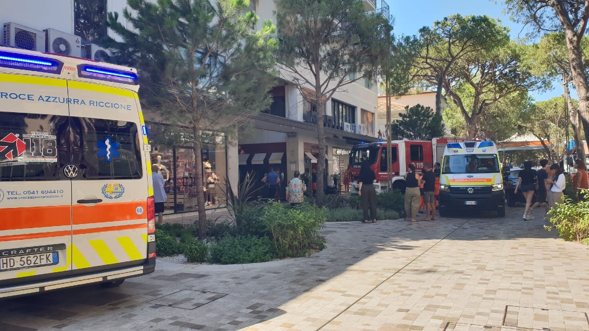 incendio negozio riccione