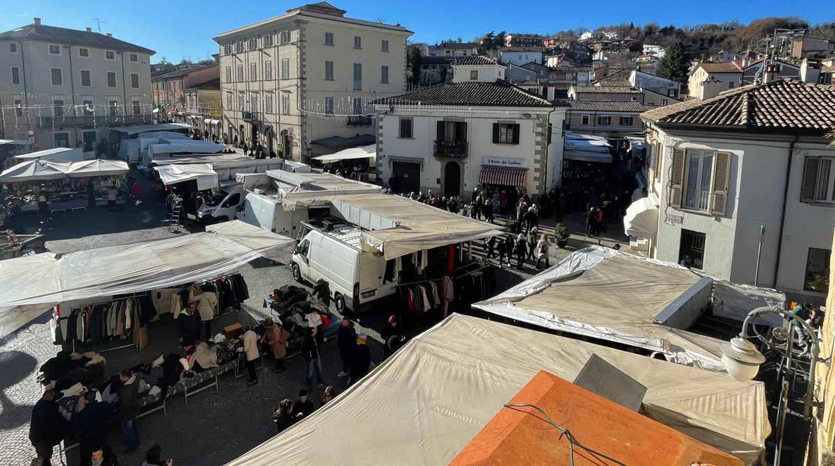 Da Mercatino Marecchia a Novafeltria, cosa manca oggi al paese: parola ai commercianti - Piazza Vittorio Emanuele II Novafeltria