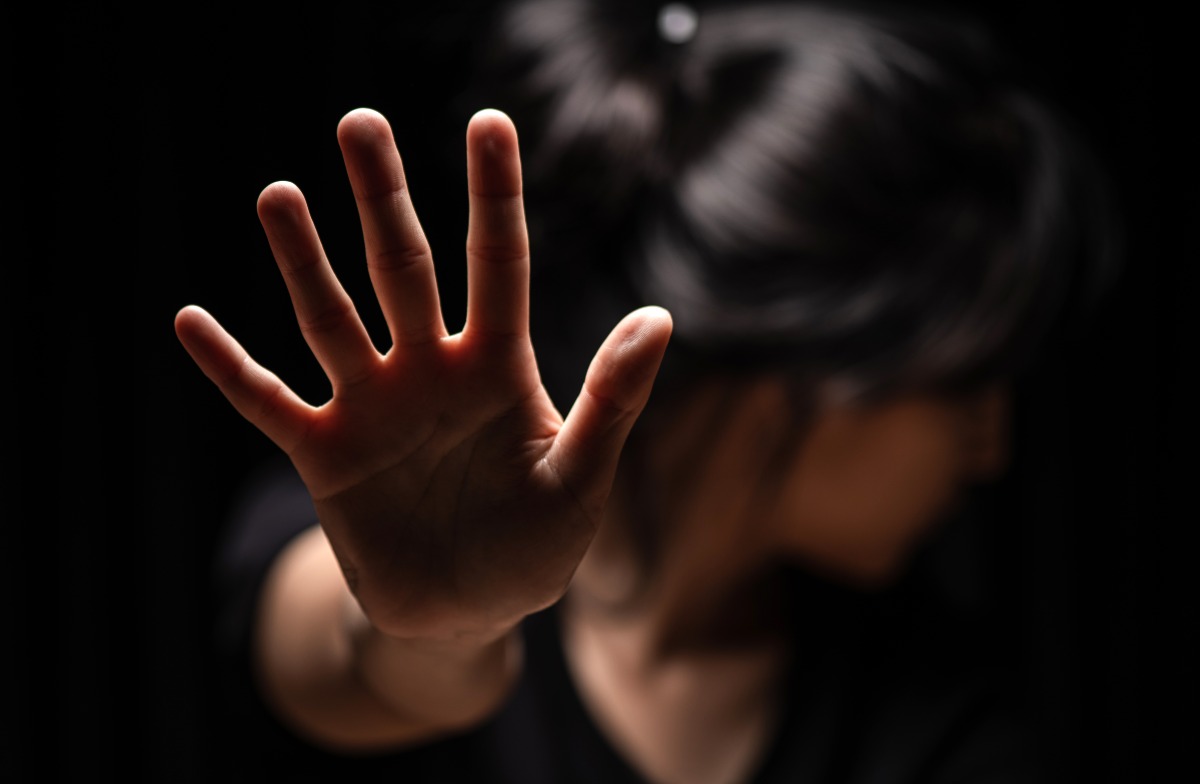 Ragazzina minore tenta il suicidio: dietro il gesto, i maltrattamenti del padre e un matrimonio combinato - violenza donne 
