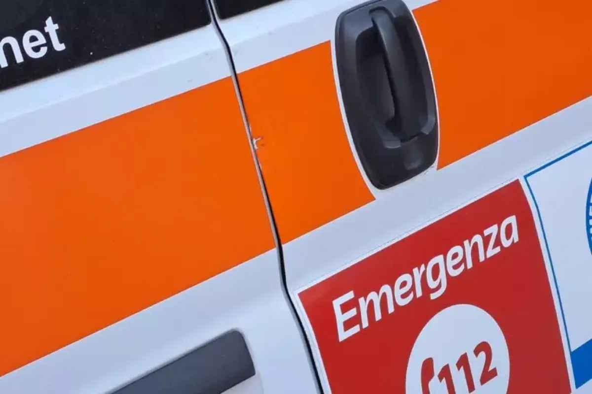 Probabile collasso da calore per il muratore 35enne morto a Padova - Ambulanza PH ANSA