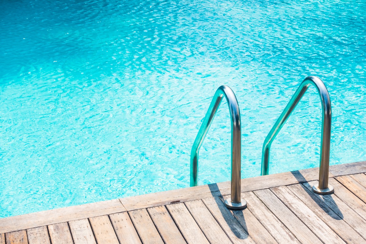 Rischia di annegare in piscina: il bimbo ancora in terapia intensiva - Repertorio