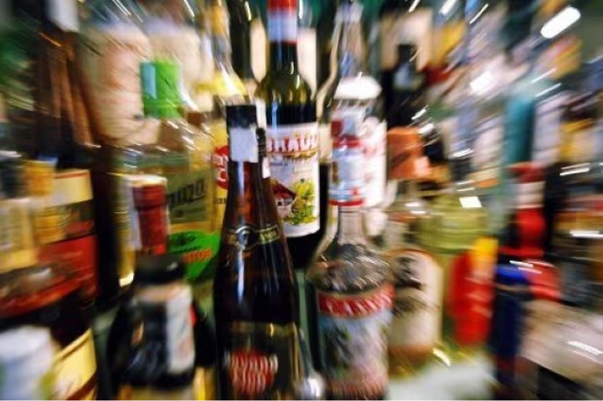 Alcol venduto ai minori: minimarket di Riccione chiuso per 15 giorni - Alcolici REPERTORIO
