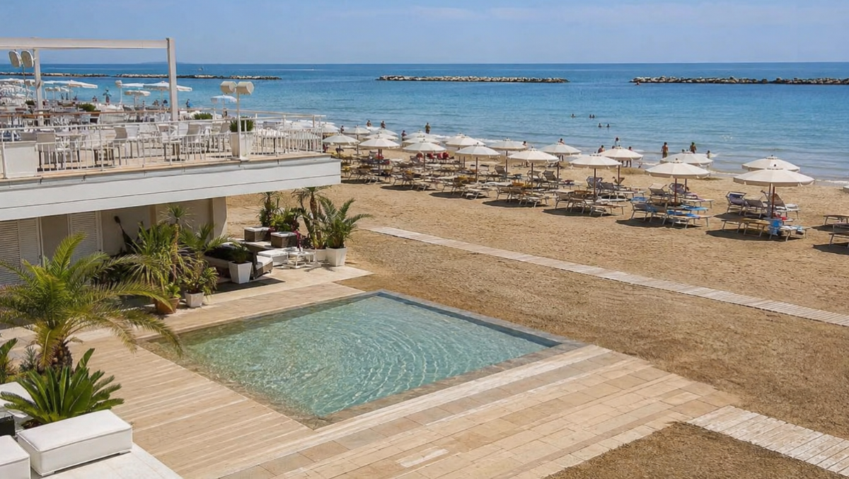 Rimini, le piscine sulle spiagge dovranno essere "bio": il sindaco spiega le modifiche al piano dell'arenile - Piscina, spiaggia REPERTORIO (Foto elaborata da ChatGpt)