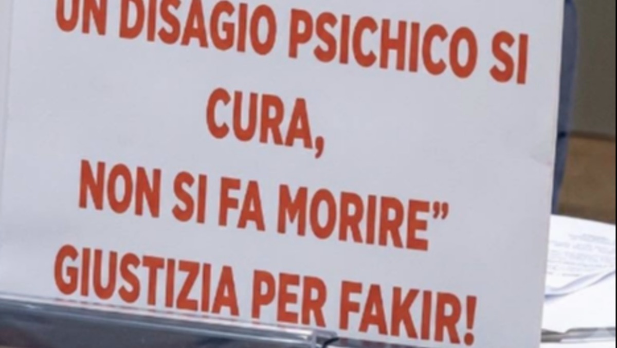 Cartelli su Fakir nel consiglio comunale di Riccione, Ugolini: "Servono pubbliche scuse" - Il cartello esposto in consiglio comunale (foto di Stefano Paolini)