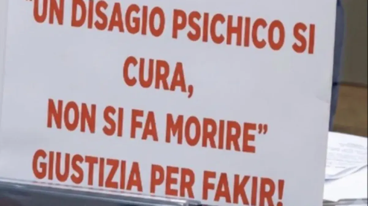 Riccione, Palazzi attacca la maggioranza: "Il sindaco sconfessa i suoi consiglieri sul caso Fakir" - Il cartello esposto in consiglio comunale 