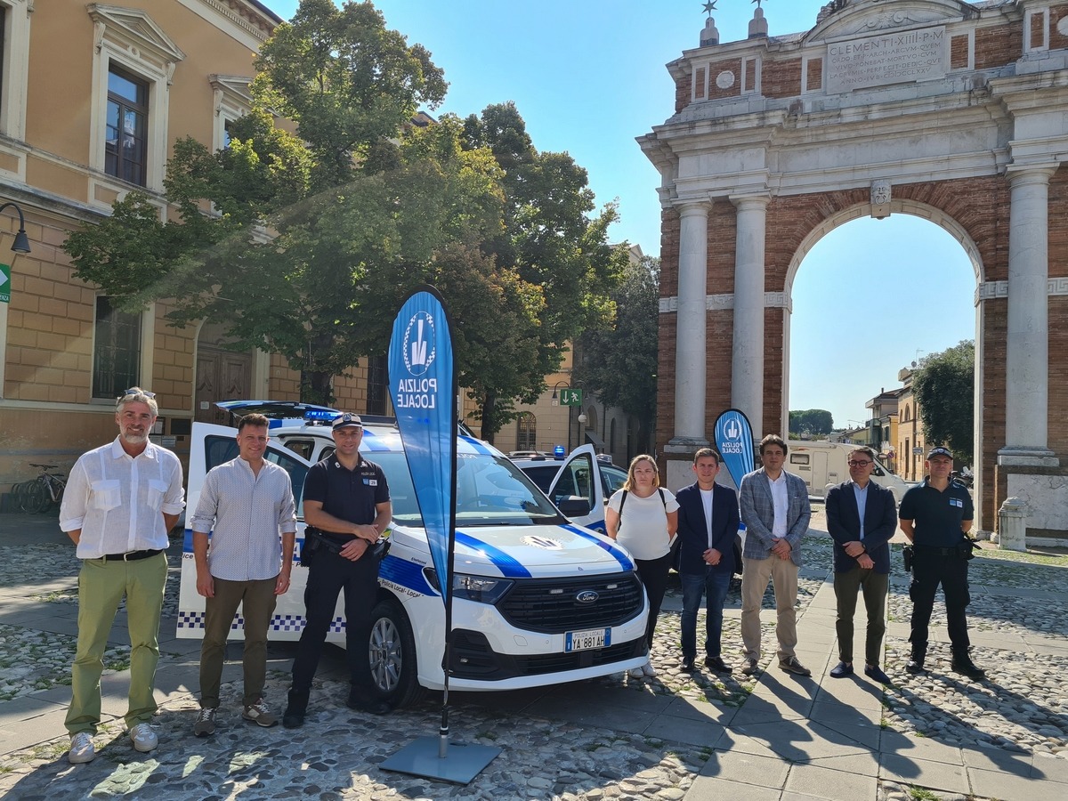Sicurezza in Valmarecchia: 100mila euro per mezzi e nuove tecnologie - I sindaci della Valmarecchia con il nuovo veicolo