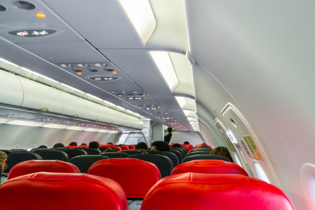 Paura sul volo Londra-Napoli, a bordo 40 studenti: aereo circondato da vigili del fuoco e polizia - Interno di un aereo, repertorio