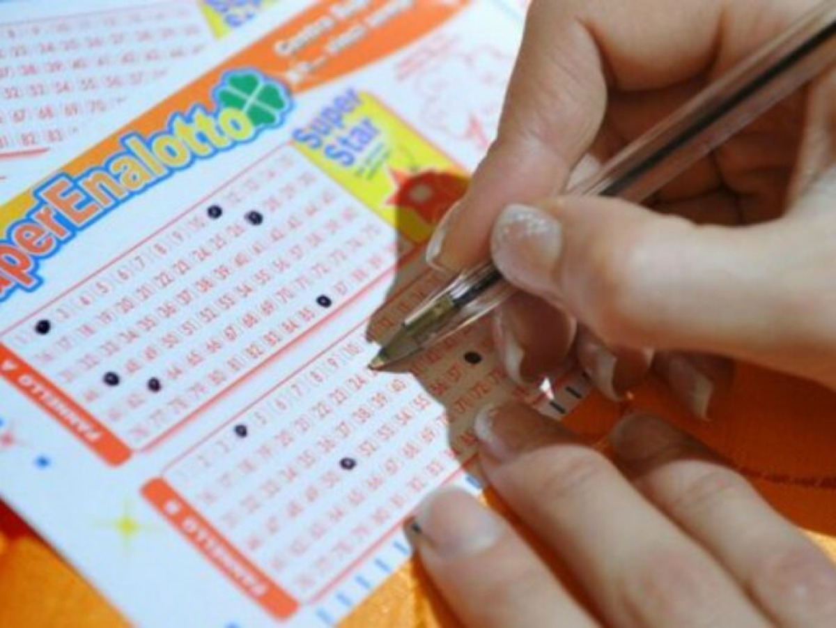 Vince 209 milioni al SuperEnalotto, poi muore: lite tra ex moglie e vedova per l'eredità - Repertorio