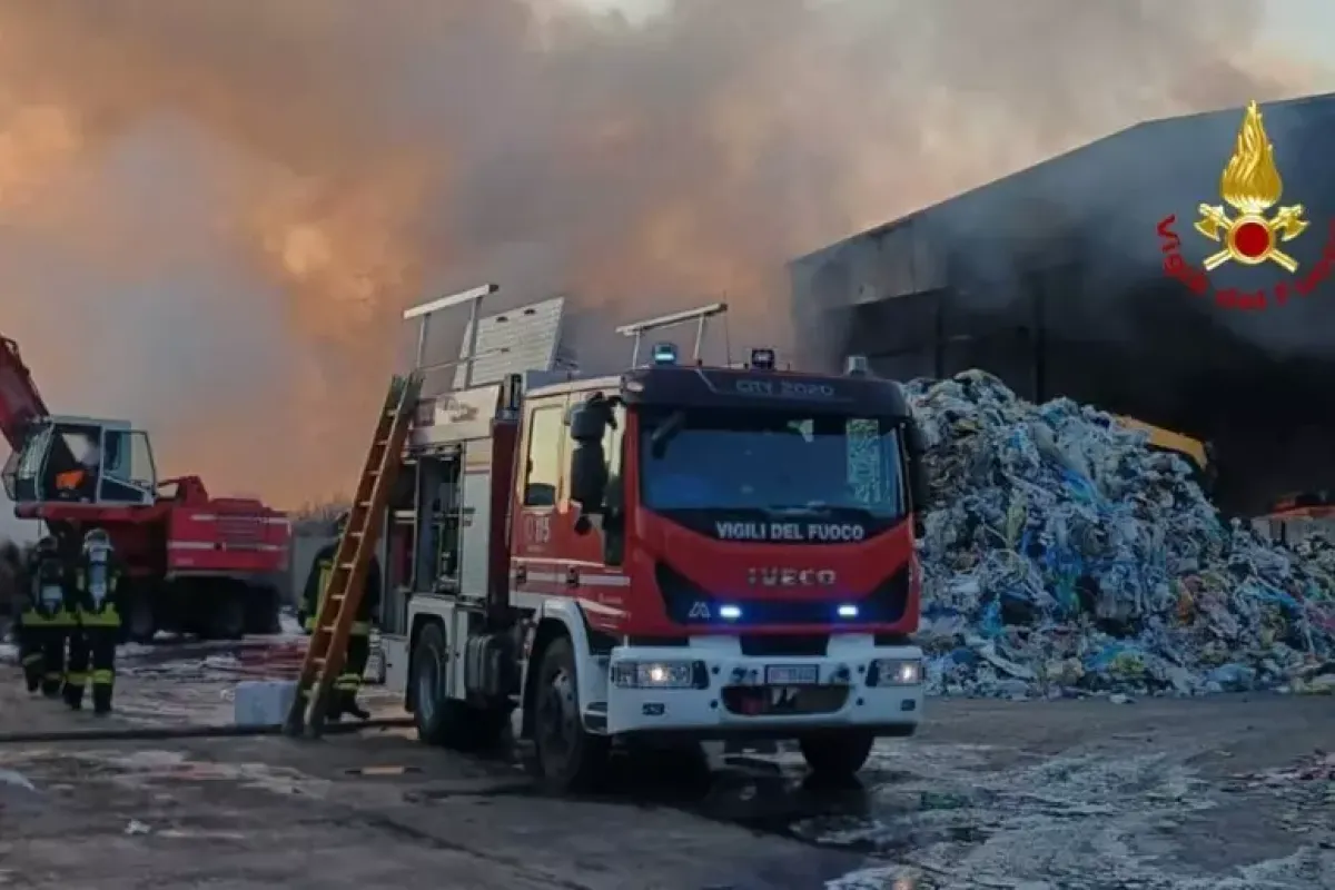 Fiamme e paura nella notte nello stabilimento di rifiuti a San Benedetto del Tronto - 