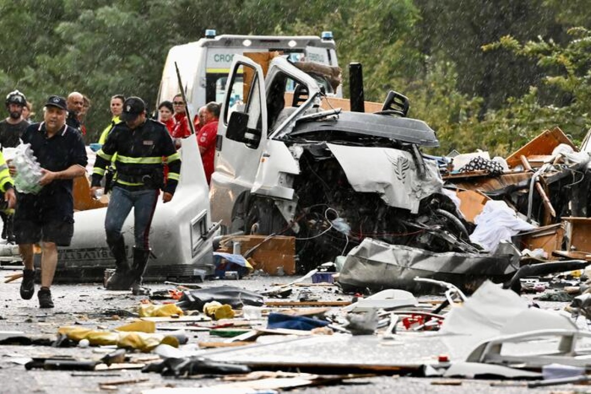 Terni-Rieti, scontro frontale tra bus e camper: sei morti e 27 feriti - © Ansa