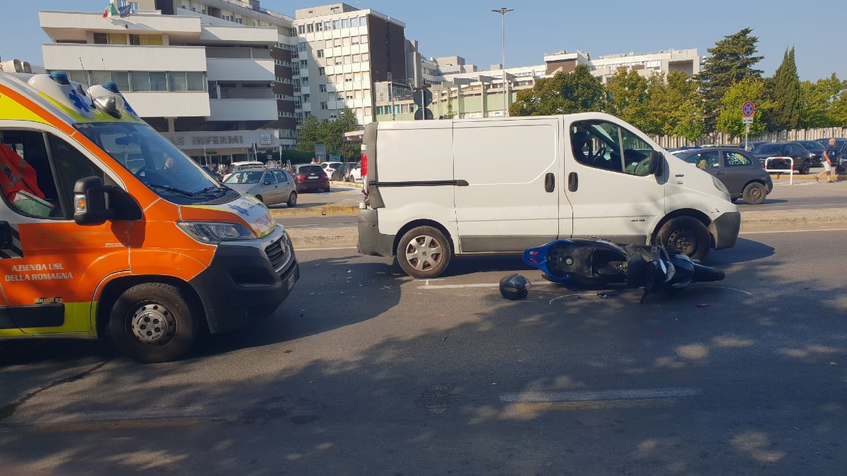 Incidente tra scooter e furgone davanti all'ospedale: ferito gravemente un minorenne - Le immagini dell'incidente 