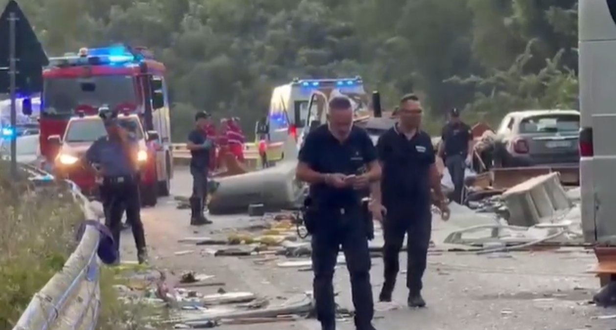 Scontro tra camper e bus: sei morti, chi erano le vittime - © Skytg24
