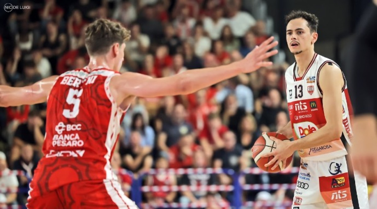 Basket A2, Dole: la Supercoppa al Pala De Andrè di Ravenna  - Una fase di Rimini-Pesaro dell'anno scorso