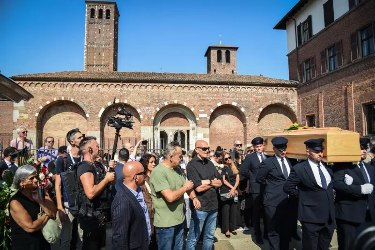 Addio a don Antonio Mazzi, folla ai funerali nella basilica di Sant'Ambrogio - © Ansa
