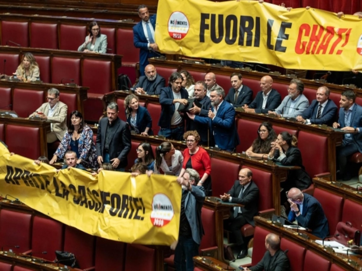 'Fuori le chat': protesta M5s alla Camera sul caso Delmastro - 