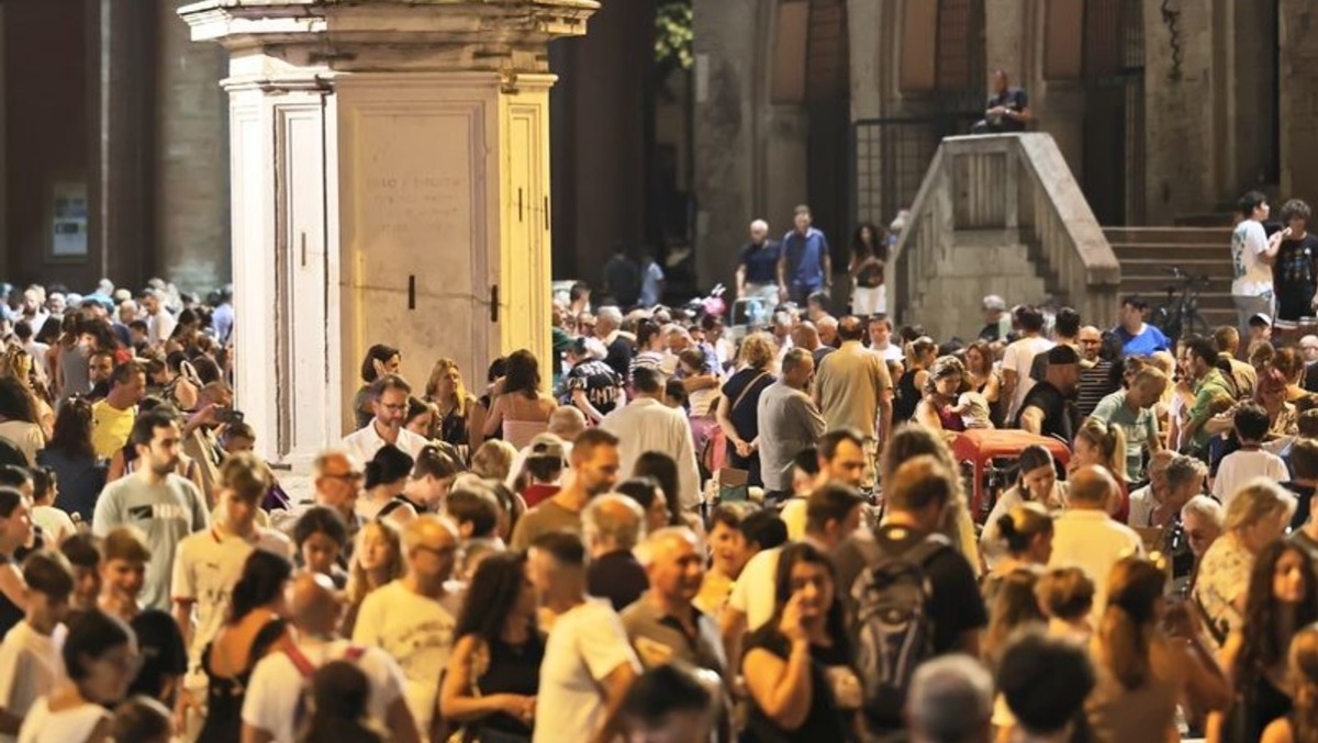 Rimini Shopping Night, il centro si accende: negozi aperti e tanti eventi  - La folla in piazza Cavour