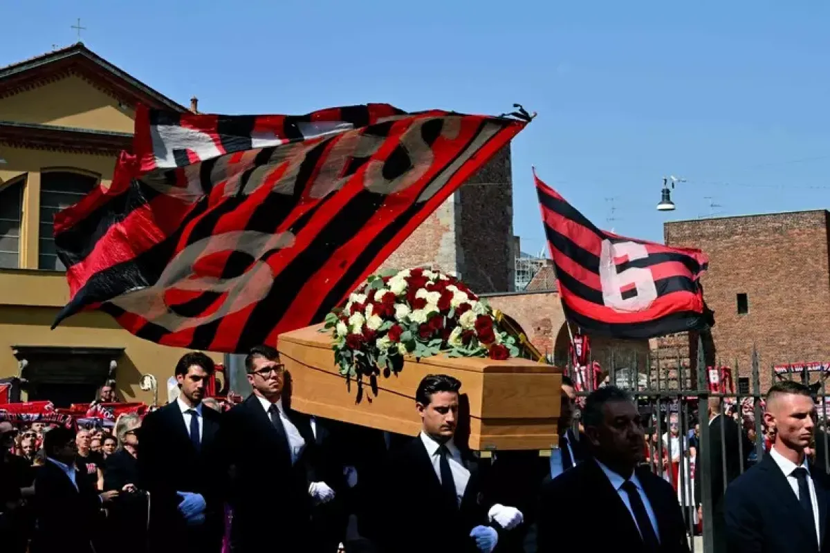 In migliaia a Sant'Ambrogio per i funerali di Baresi - L 'ultimo saluto a Franco Baresi © Ansa/Epa