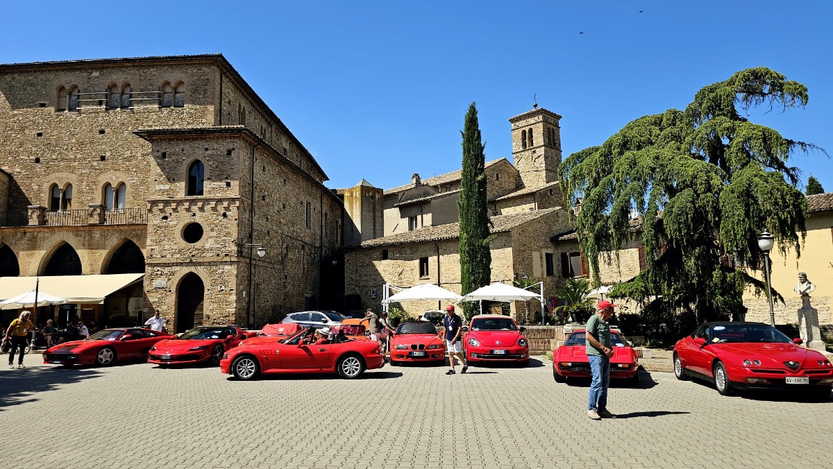 Le auto d'epoca conquistano piazzale Roma: torna il raduno degli "Amici delle Rosse" - 