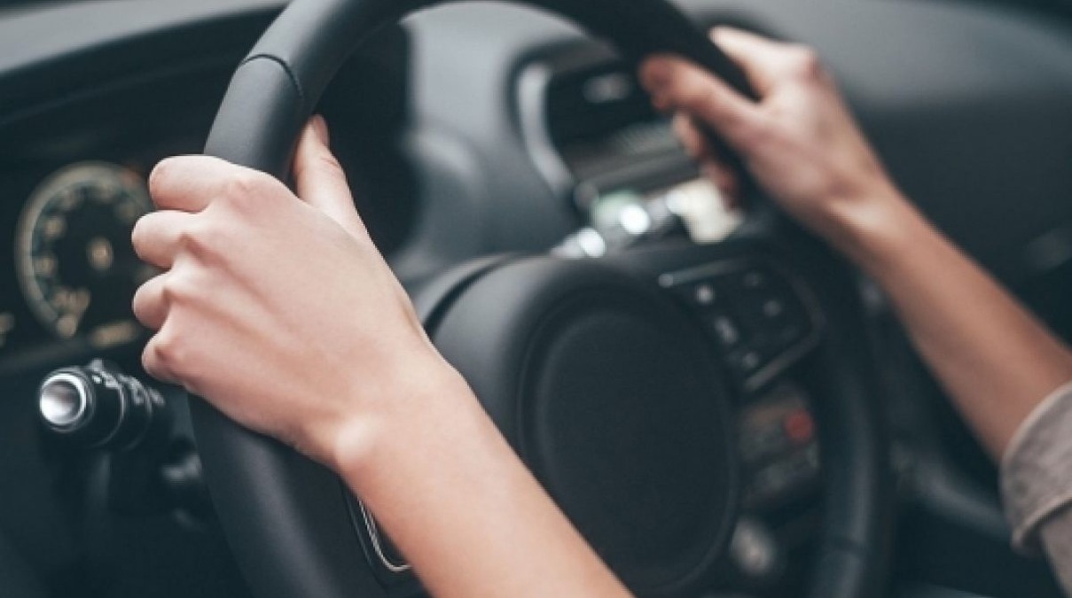 Nascondeva la droga in un vano nascosto sotto il volante dell'auto: arrestato un 24enne per spaccio