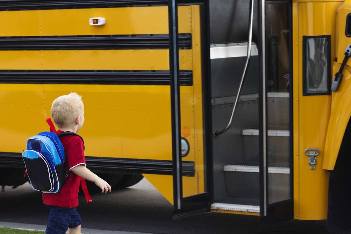 Scuola La Lucciola: navetta gratuita per accompagnare i bambini nei plessi temporanei - 
