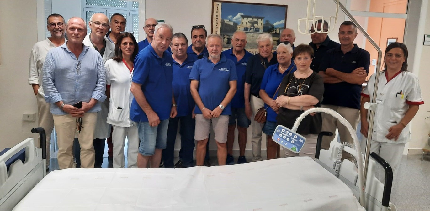 Novafeltria: l'Associazione Oncologica regala 13 sedie a rotelle e 9 barelle all'Ospedale di Novafeltria  - 
