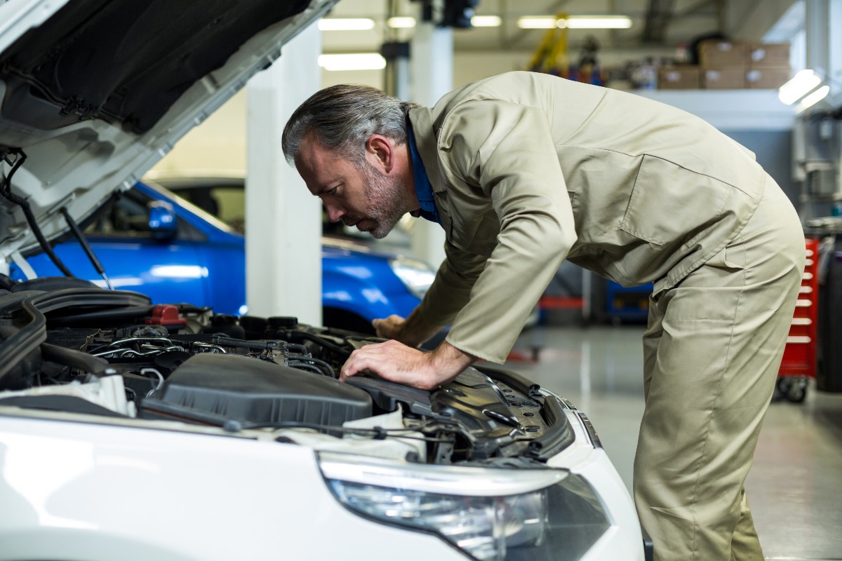 Benzina sopra i 2 euro, esplodono i casi di motori "annacquati": +30% di guasti nelle officine - 