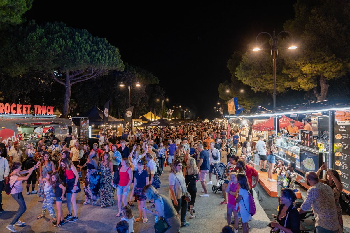 Rimini, viale Fellini diventa villaggio del gusto con la festa dedicata alla birra e allo street food - 