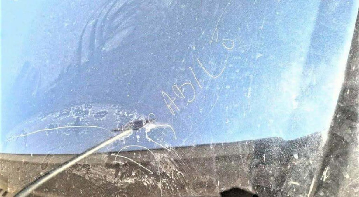 Va al mare e trova l’auto sfregiata: sul cofano compare la scritta “disabile”. "Gesto inaccettabile" - Facebook/Città di Barletta