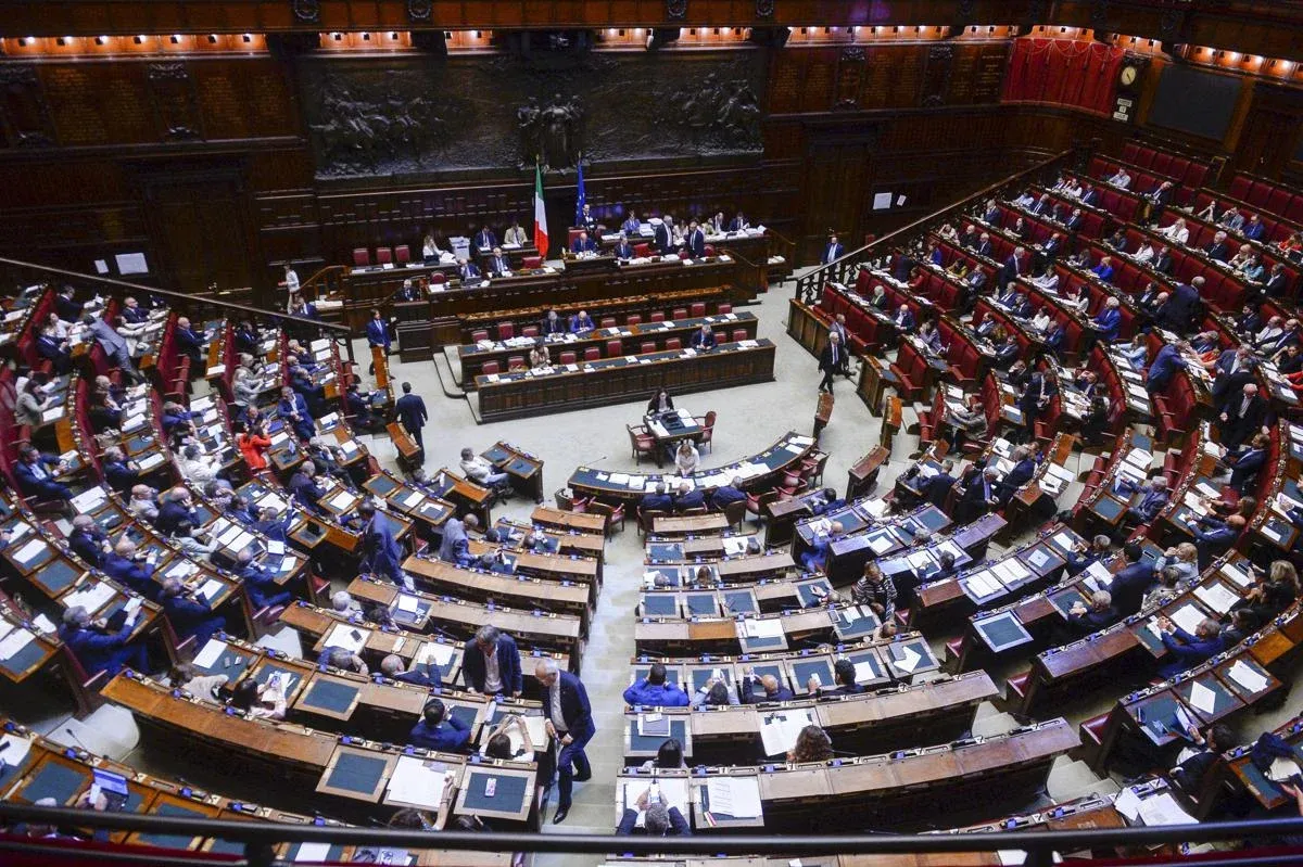 Bagarre alla Camera, respinta la richiesta dei pm su Delmastro: no all'uso delle chat - 