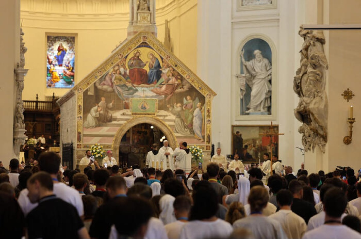 Il Papa ad Assisi: "Cristiani chiamati a essere operatori di pace" - © Ansa