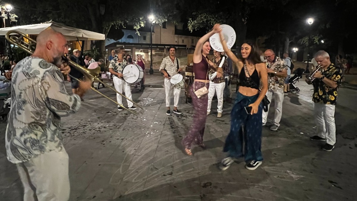 Piazza Ferrari si trasforma in un palcoscenico: successo per “La Piazza Incantata” - La festa in piazza Ferrari 