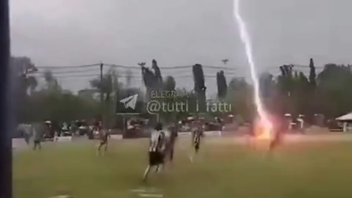 Fulmine si abbatte sul campo durante una partita: calciatore muore folgorato - 