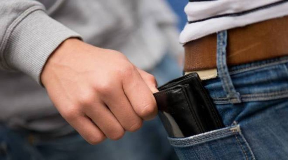 Tentavano di sottrarre il portafoglio ad un anziano sul Metromare: arrestati due uomini - 